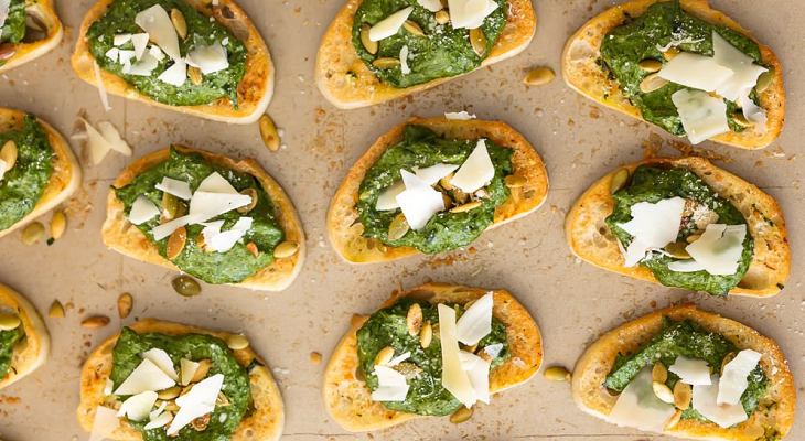 Parmesan Spinach Dip Crostini