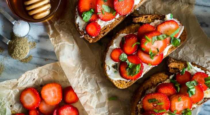 Strawberry Mascarpone Crostini